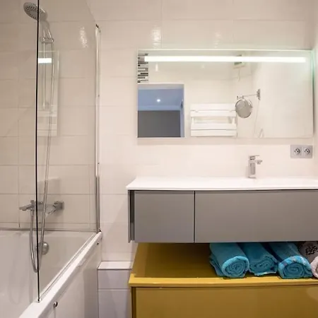 Large Duplex - Air Conditioning & Parking - Walk To The ! - Le Saint Henry Apartment