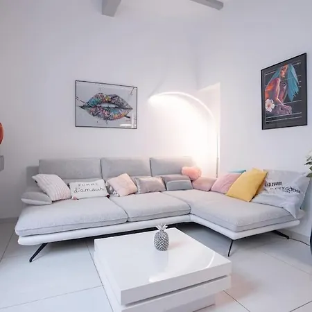 Large Duplex - Air Conditioning & Parking - Walk To The ! - Le Saint Henry Apartment